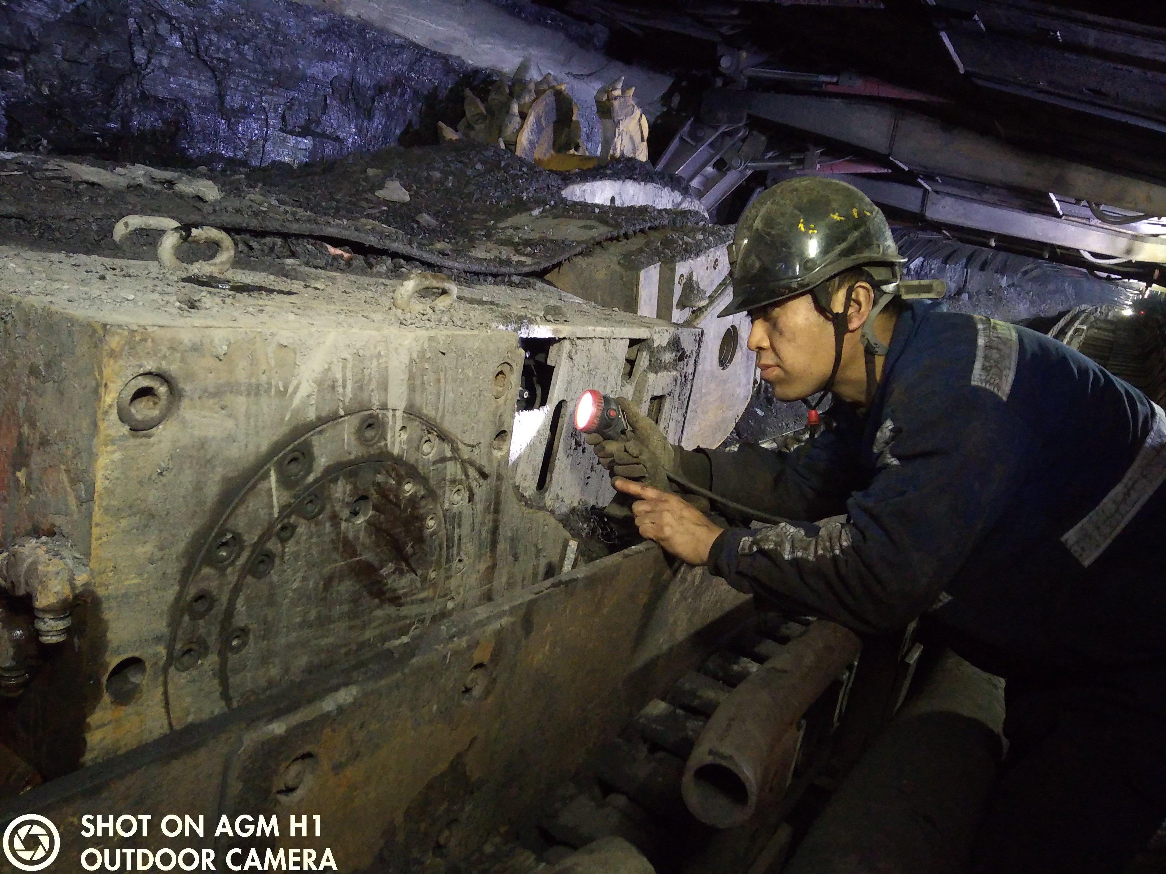 0点20分，，煤机磨练工武艳龙检查煤机油脂    张锋摄.jpg