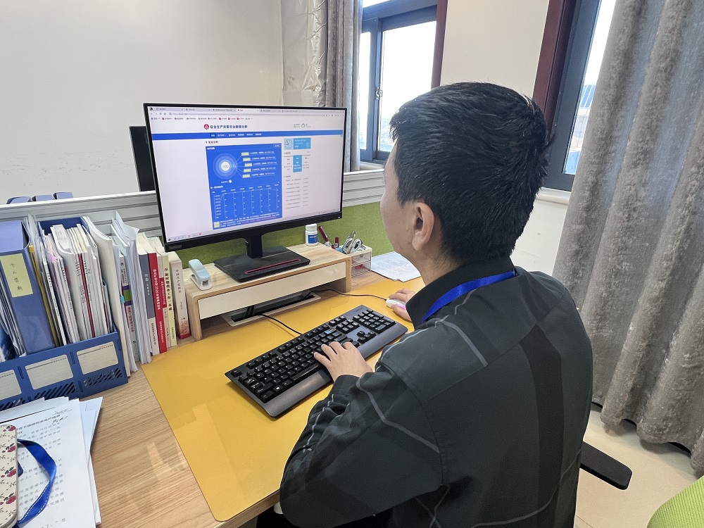 营业职员正在浏览清静生产信息共享平台（朱玥宸摄）1.jpg