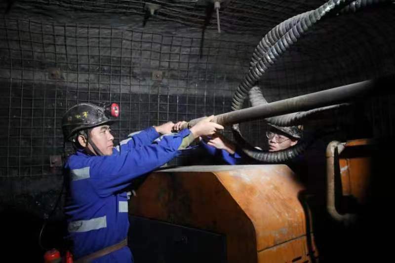 拍摄：：：    探放水职员正在整理钻杆.jpg