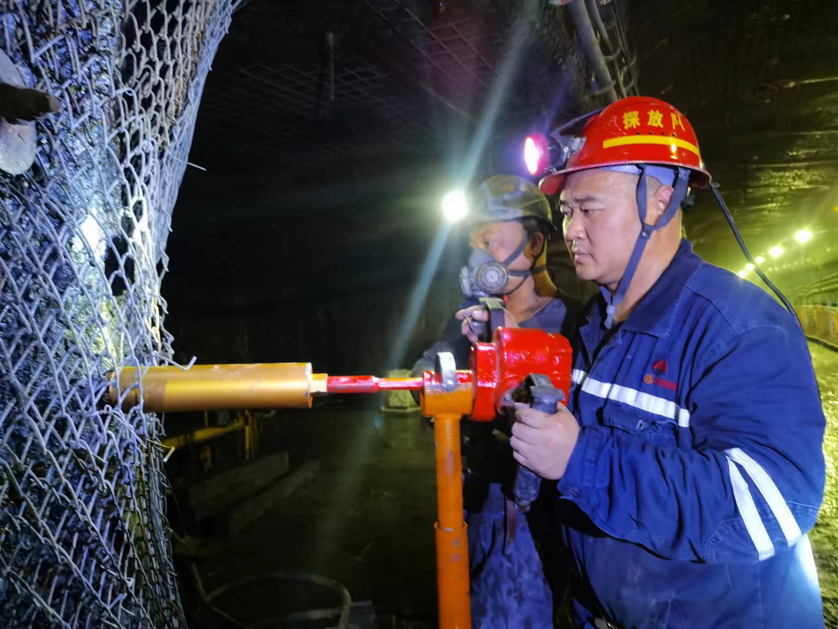 拍摄：：任兴林  追随副队优点理隐患.jpg