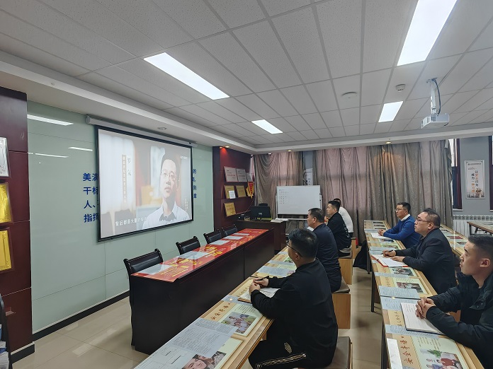 拍摄：任兴林  组织党员寓目《持续发力 纵深推进》专题片.jpg