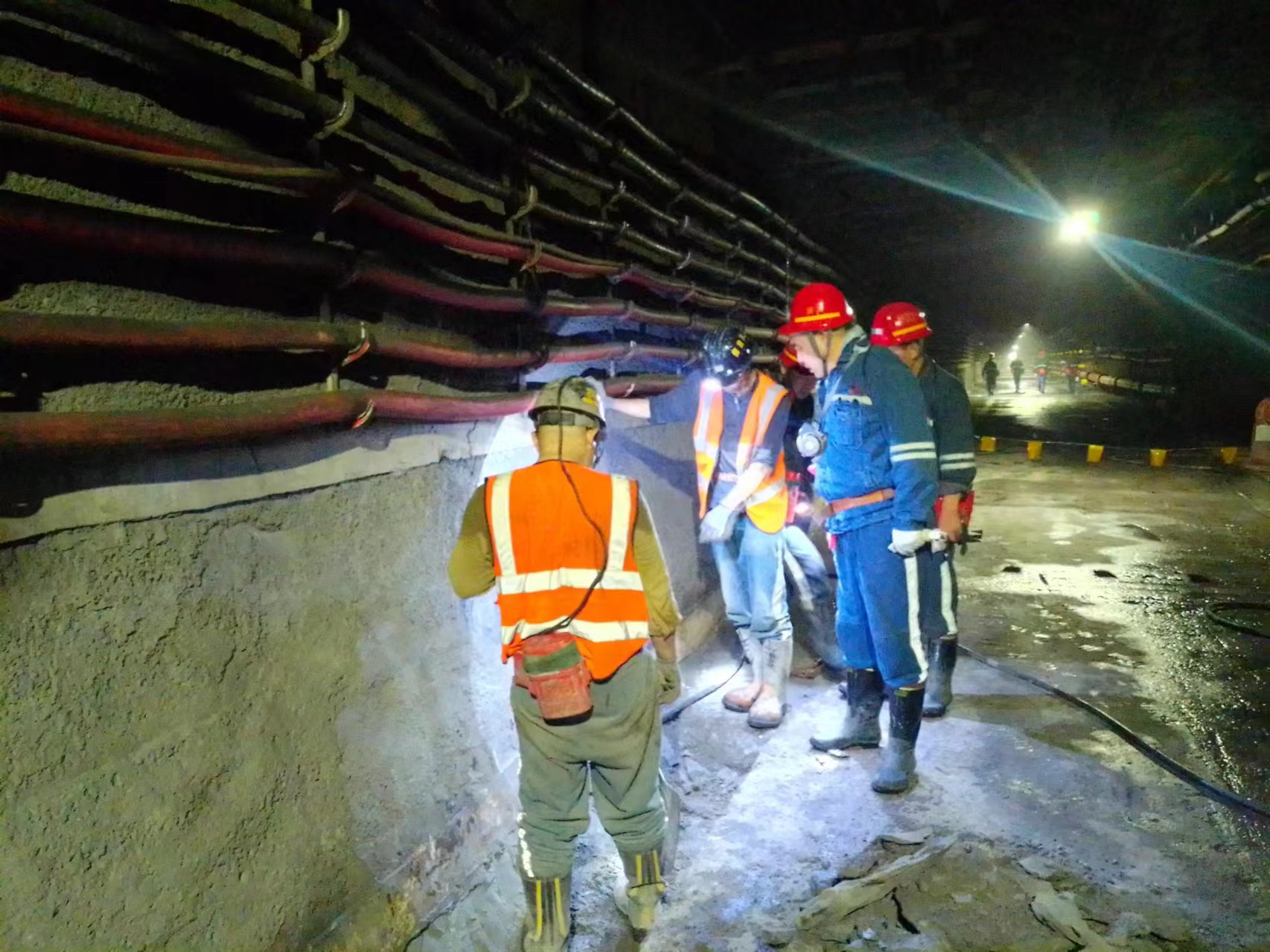 图二：：该矿党总支书记、、、矿长汤涛正在与工人交流-新宝GG袁大滩矿业调理信息中心刘闯摄.jpg