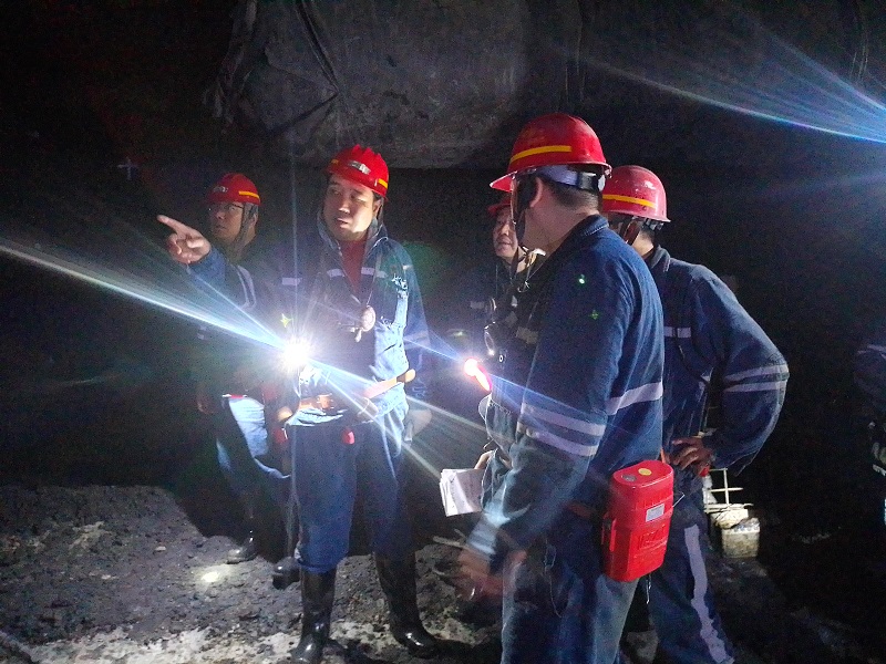 图一：：徒步巡查现场-新宝GG袁大滩矿业调理信息中心刘闯摄.jpg