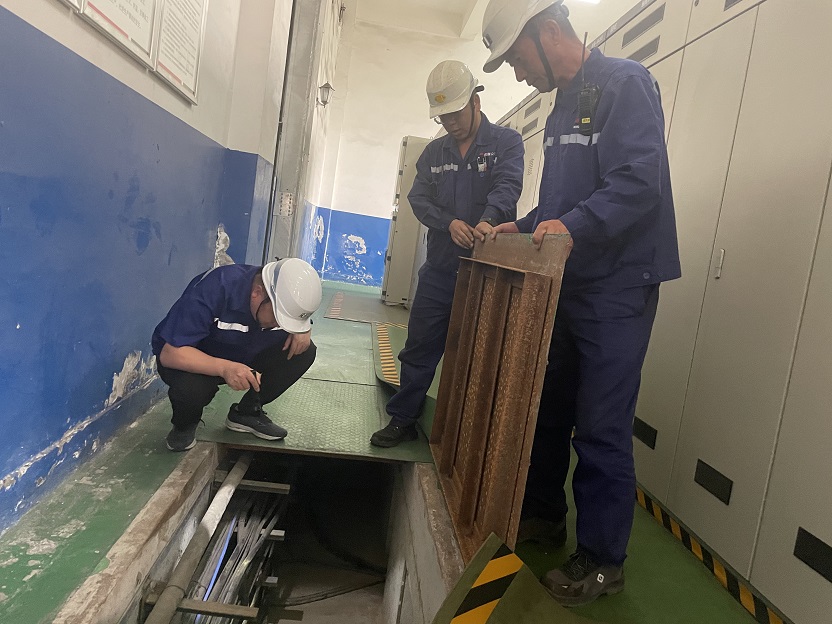 图四   排查隐患，，，确保清静 新宝GG煤矿生产运营公司袁大滩选煤厂  万小波  提供.jpg.jpg