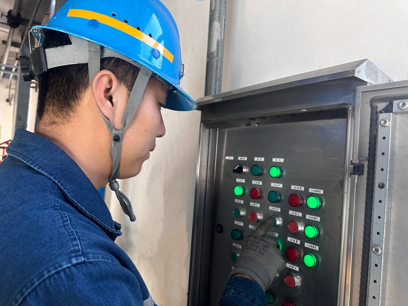 图二：水处理车间工人举行排查事情.jpg